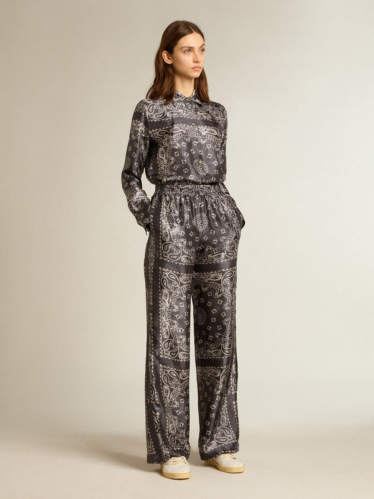 Pantalone jogging di colore antracite con stampa paisley
