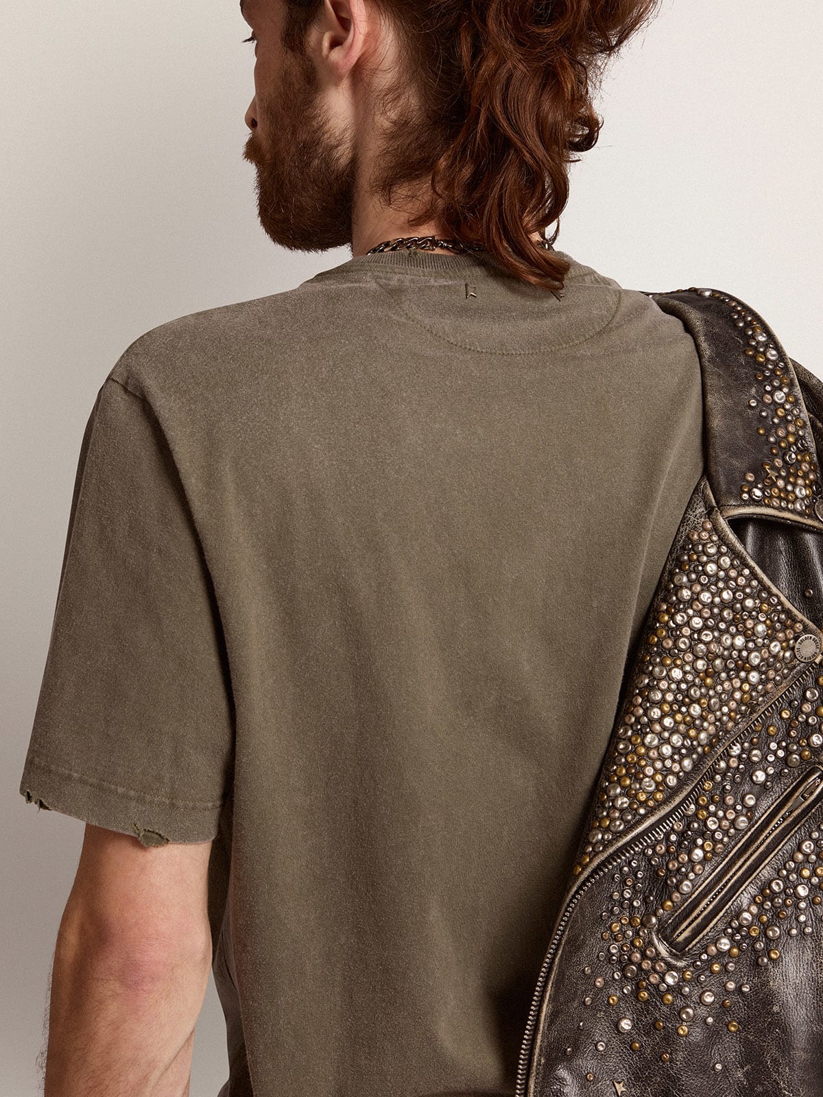 T-shirt Collezione Golden color verde oliva dall'effetto distressed con scritta Golden sul davanti