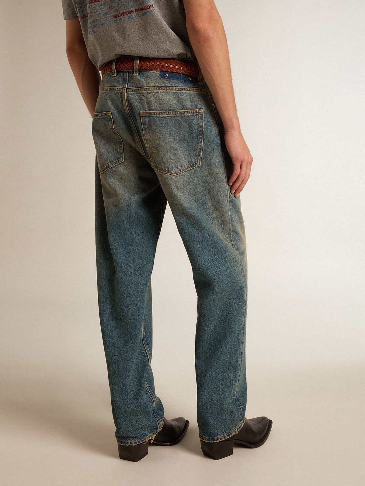 Jeans blu dal trattamento lived-in