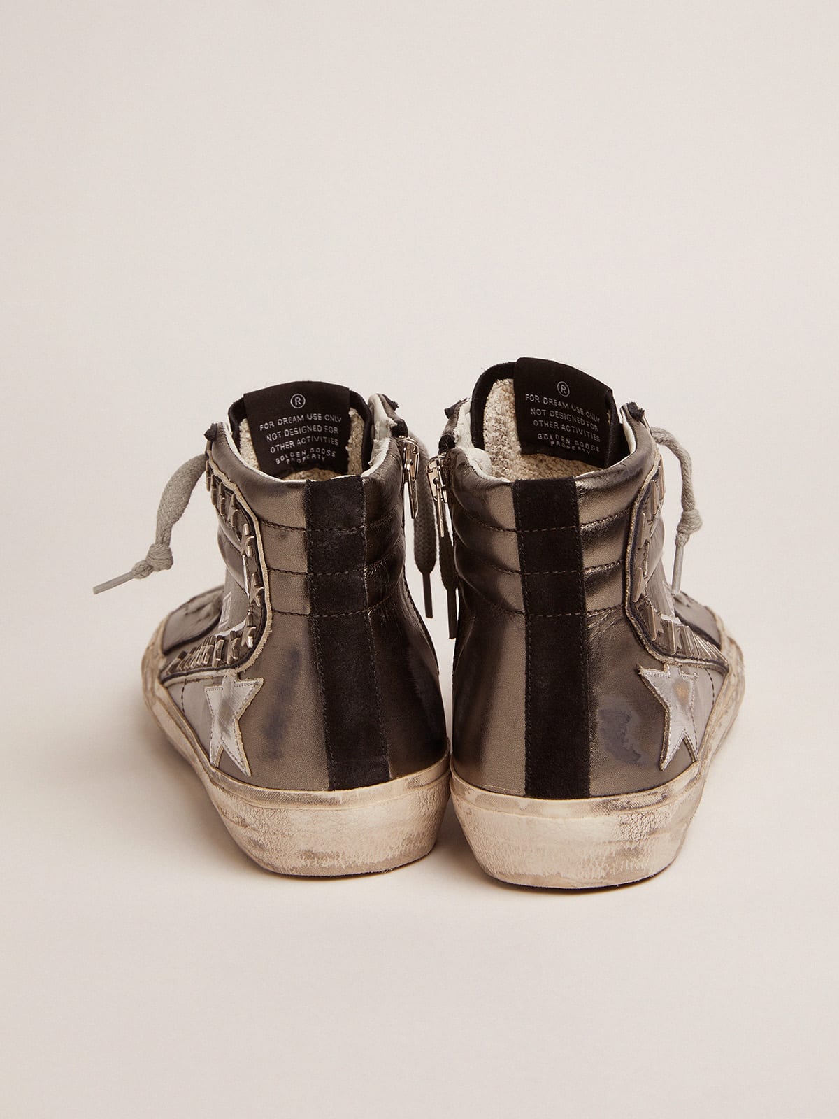 Sneaker Slide con tomaia argento in pelle laminata e borchie a stelle