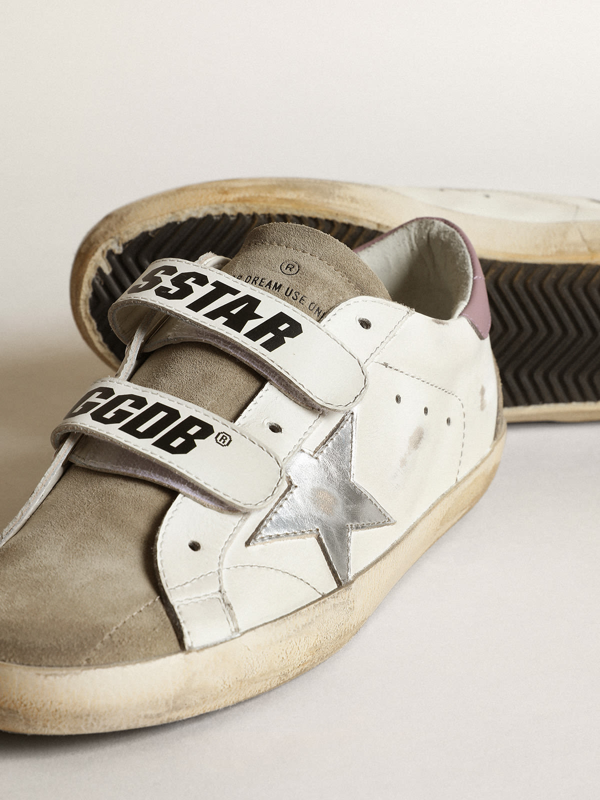 Sneaker Old School con stella in pelle laminata color argento e inserti in suede color tortora