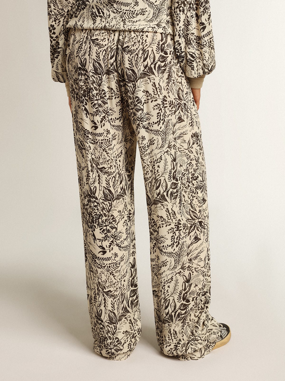 Pantalone jogging di colore bianco con stampa toile de jouy nera