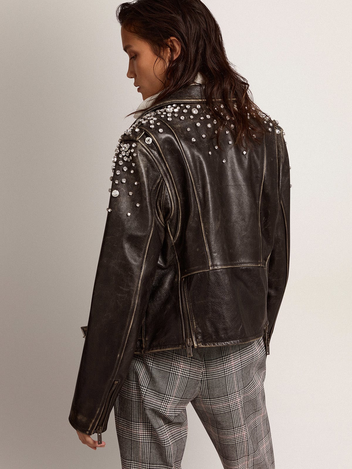 Chiodo in pelle dal trattamento distressed con cristalli cabochon