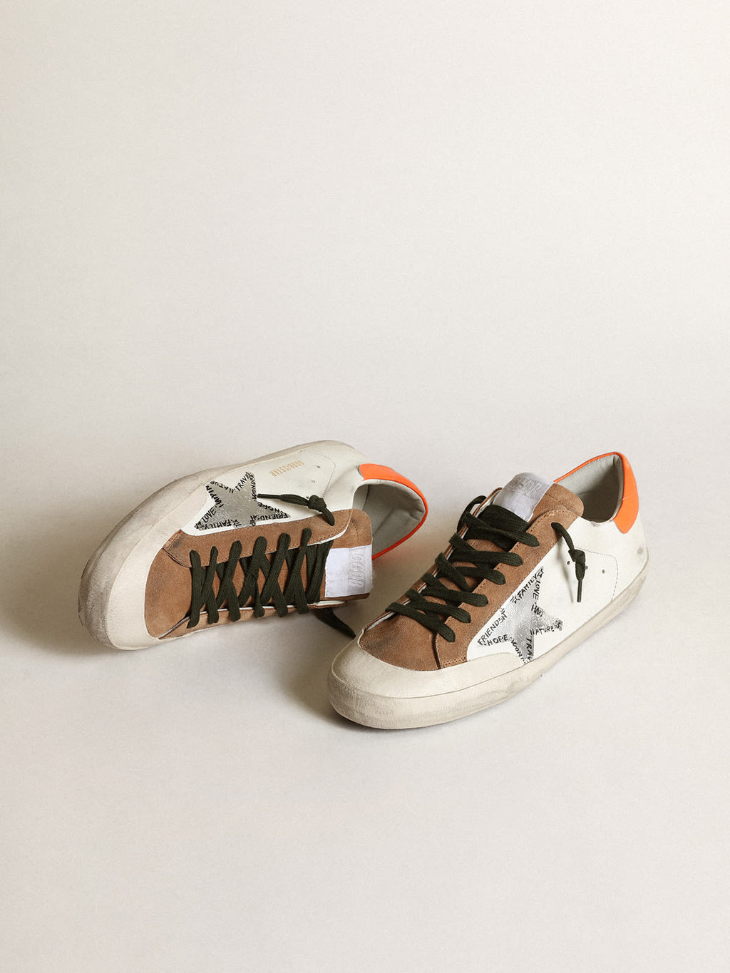 Sneaker Super-Star Penstar con stella serigrafata color argento e talloncino in pelle arancione fluo