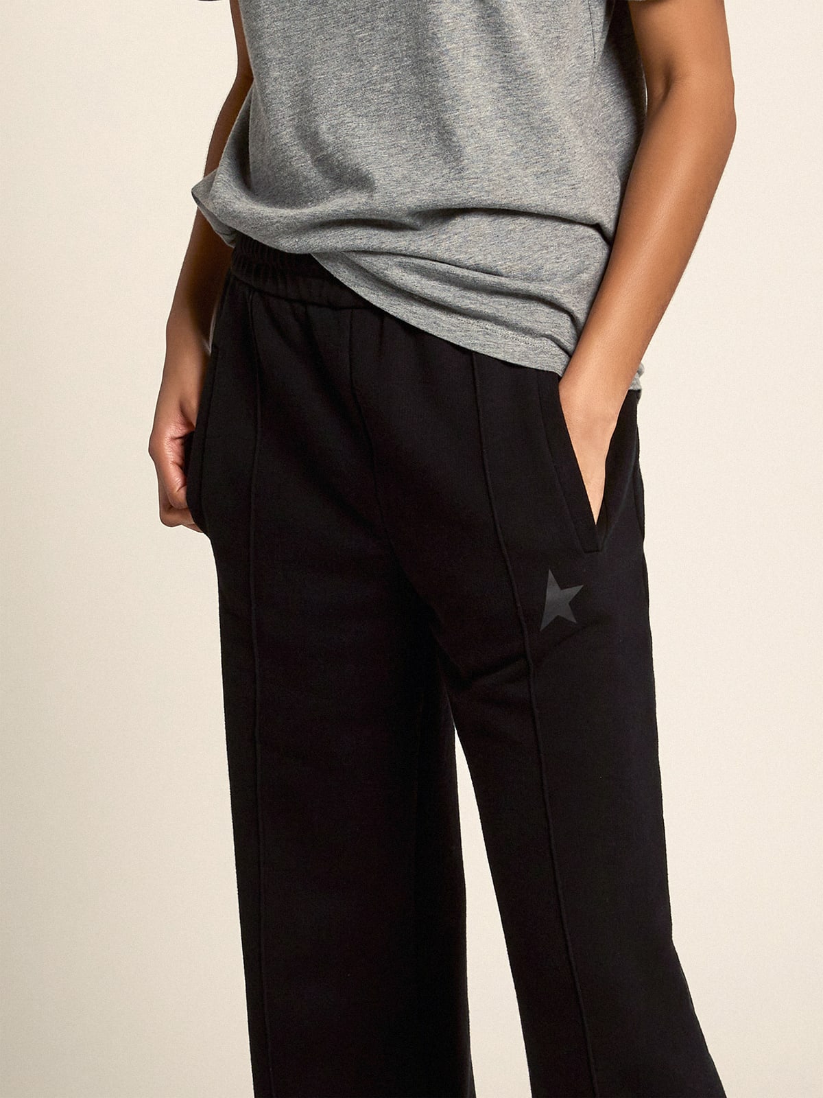 Pantalone jogging di colore nero con stella sul davanti