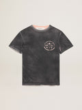 T-shirt grigia Collezione Journey dall'effetto invecchiato con stampa color rosa tenue a contrasto sul davanti e rotture manuali sui profili