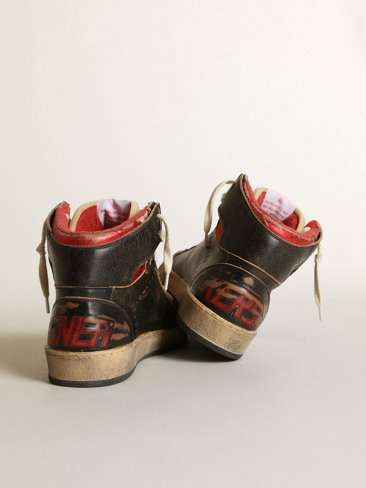 Sneaker Sky-Star Donna in pelle lucida nera con stella in pelle laminata rossa