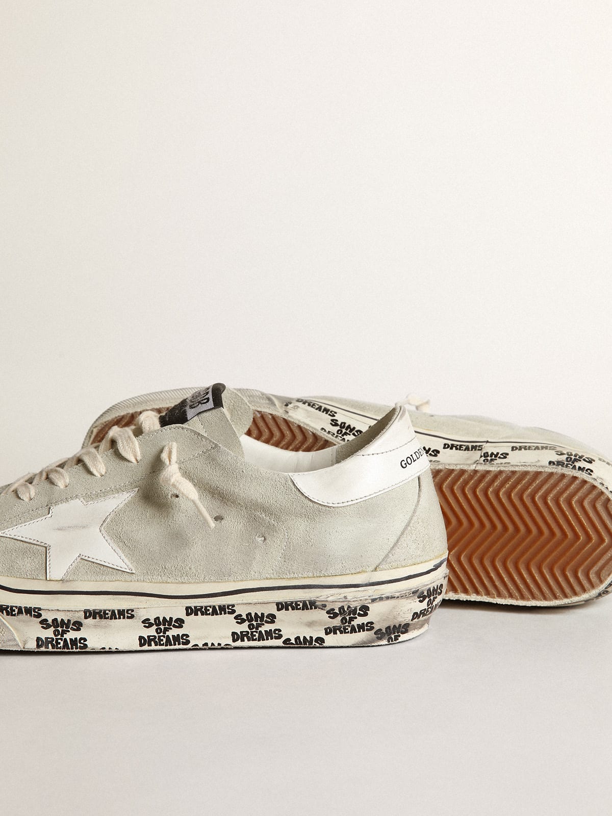 Sneaker Super-Star in suede color grigio ghiaccio con stella e talloncino in pelle bianca