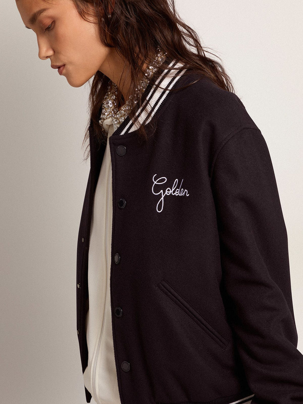 Giacca bomber in lana blu scuro con dettagli bianchi a contrasto