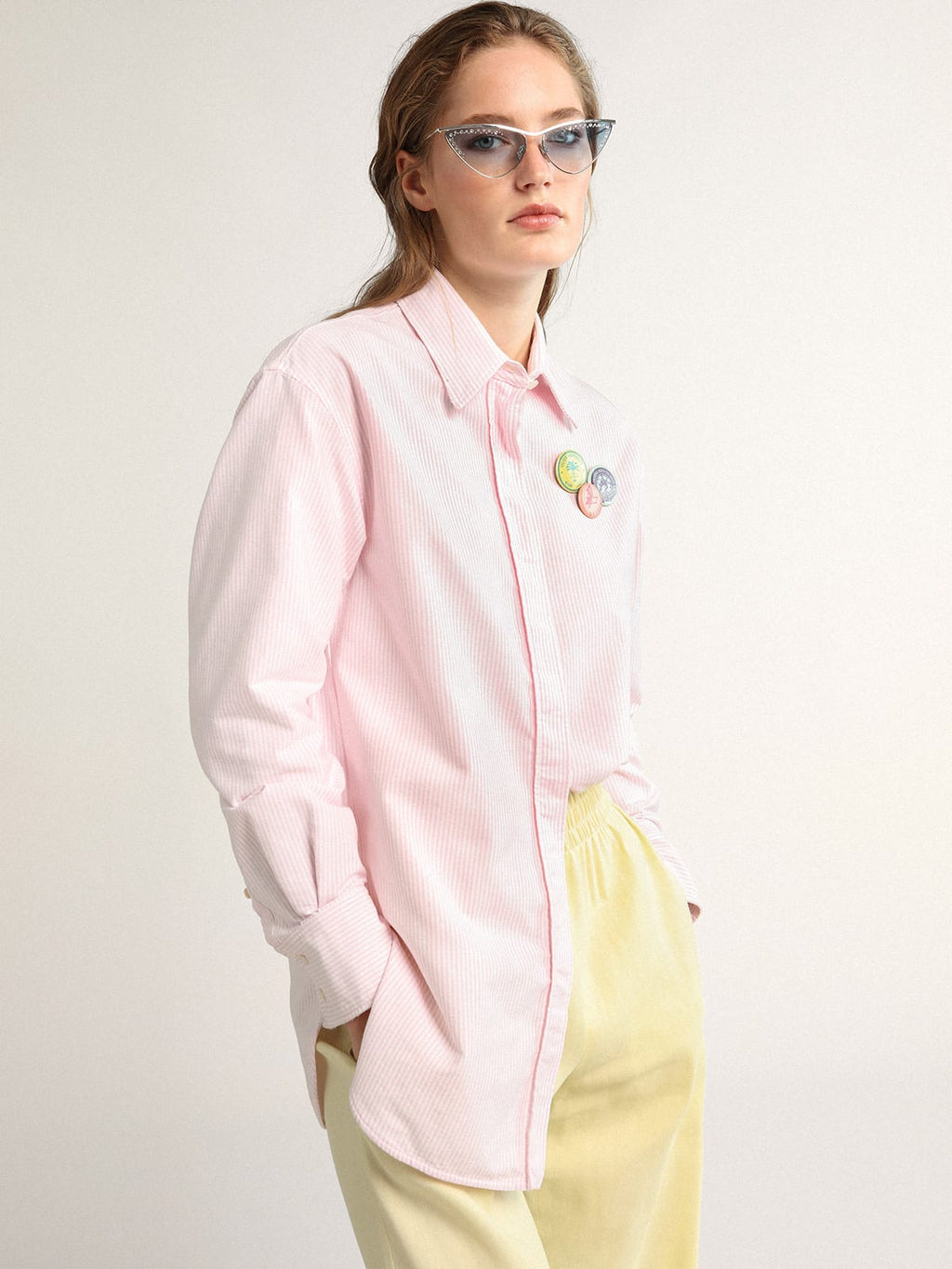 Camicia oversize Collezione Journey a righe verticali bianche e rosa con spille