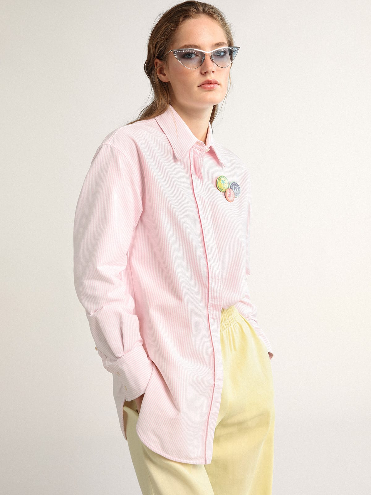 Camicia oversize Collezione Journey a righe verticali bianche e rosa con spille