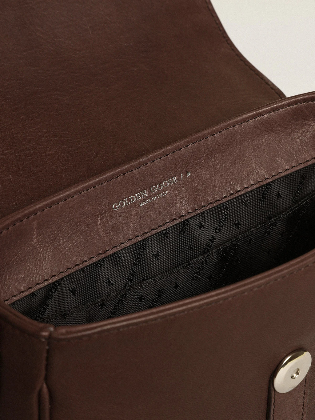 Borsa Sally Bag small in pelle color marrone scuro con fibbia e tracolla a contrasto