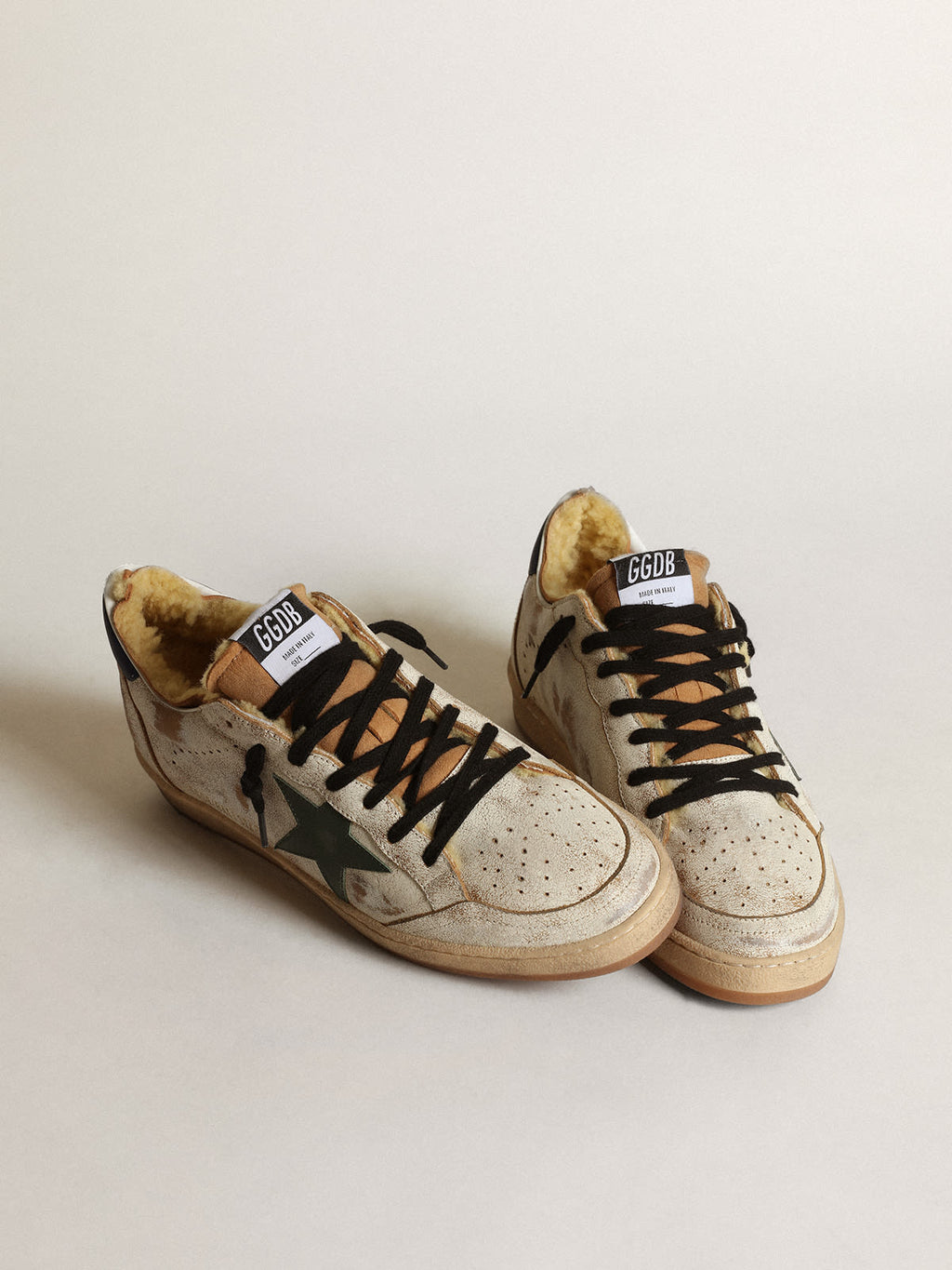 Sneaker Ball Star in pelle lucida bianca con stella in pelle verde scuro e fodera in shearling