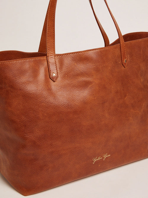 Borsa Pasadena Bag color cuoio con logo dorato sul davanti