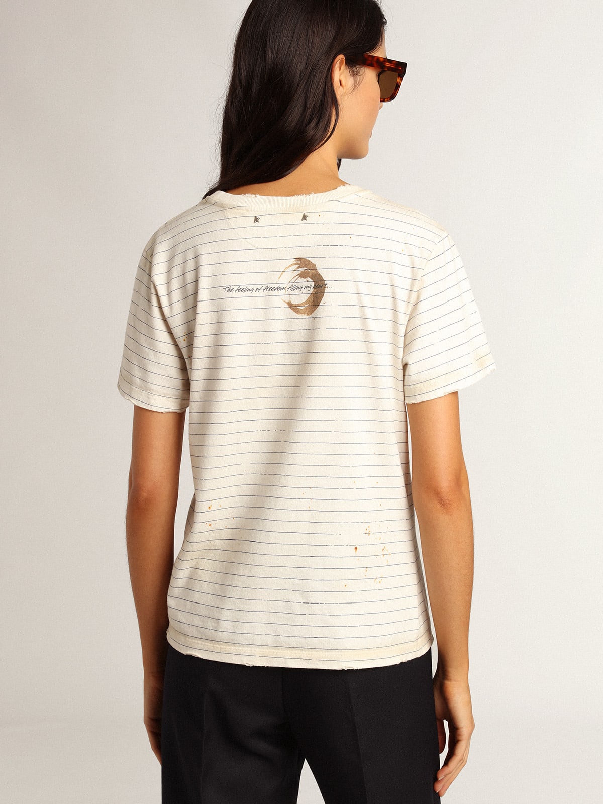 T-shirt di colore bianco effetto notebook antico