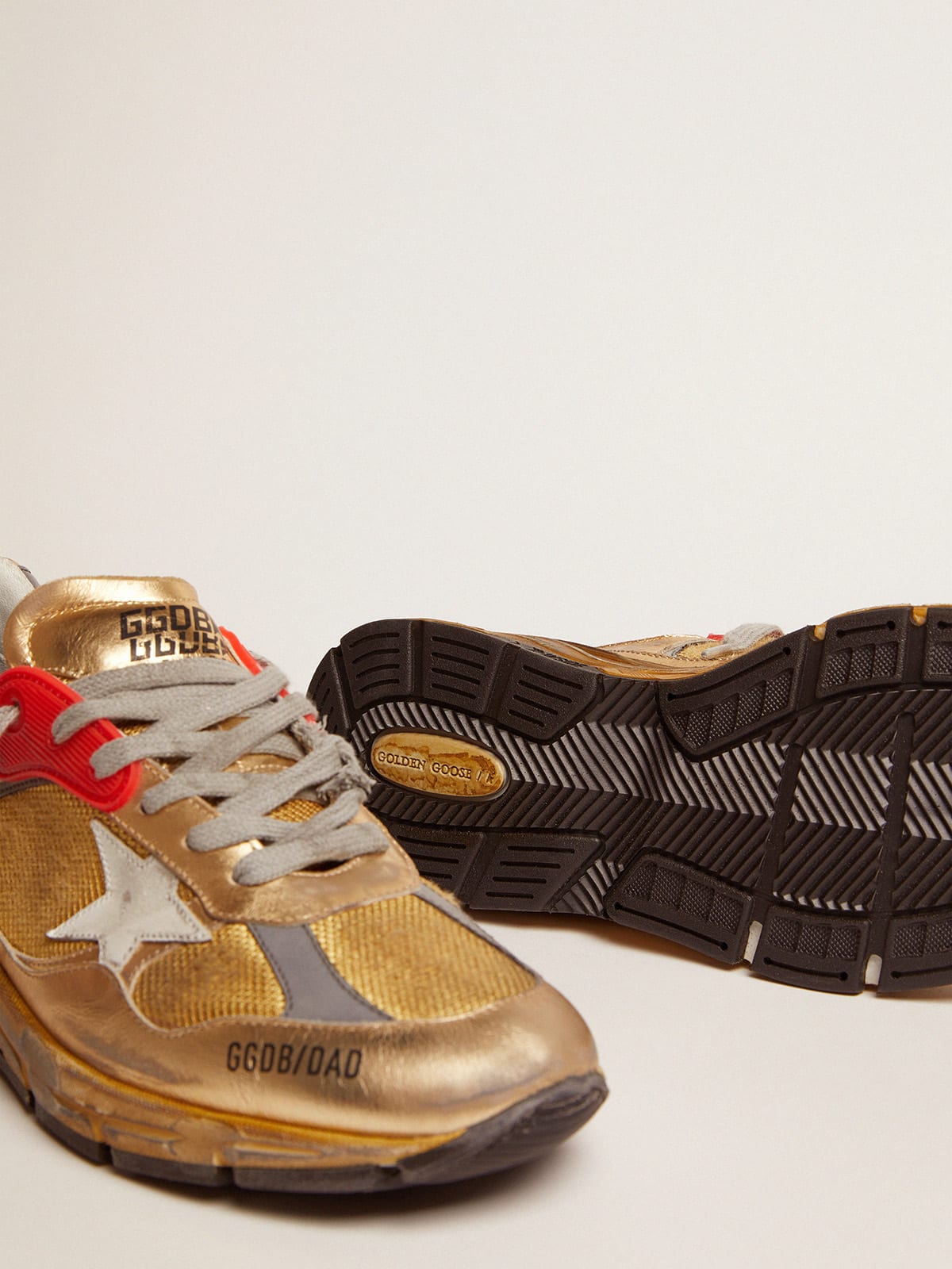 Sneaker Dad-Star color oro e finiture distressed