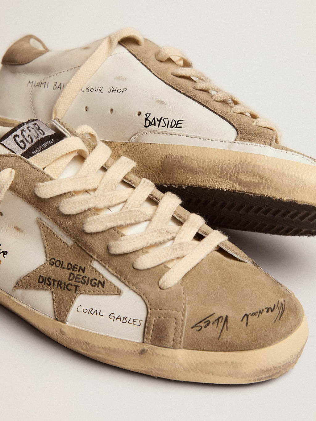 Sneaker Super-Star in pelle bianca con inserti in suede color tortora e scritte nere all-over