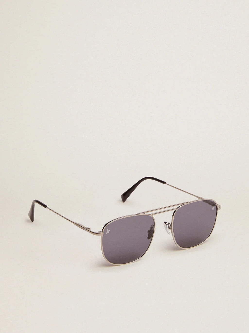 Sunframe Roger modello aviator con montatura nera e lenti nere