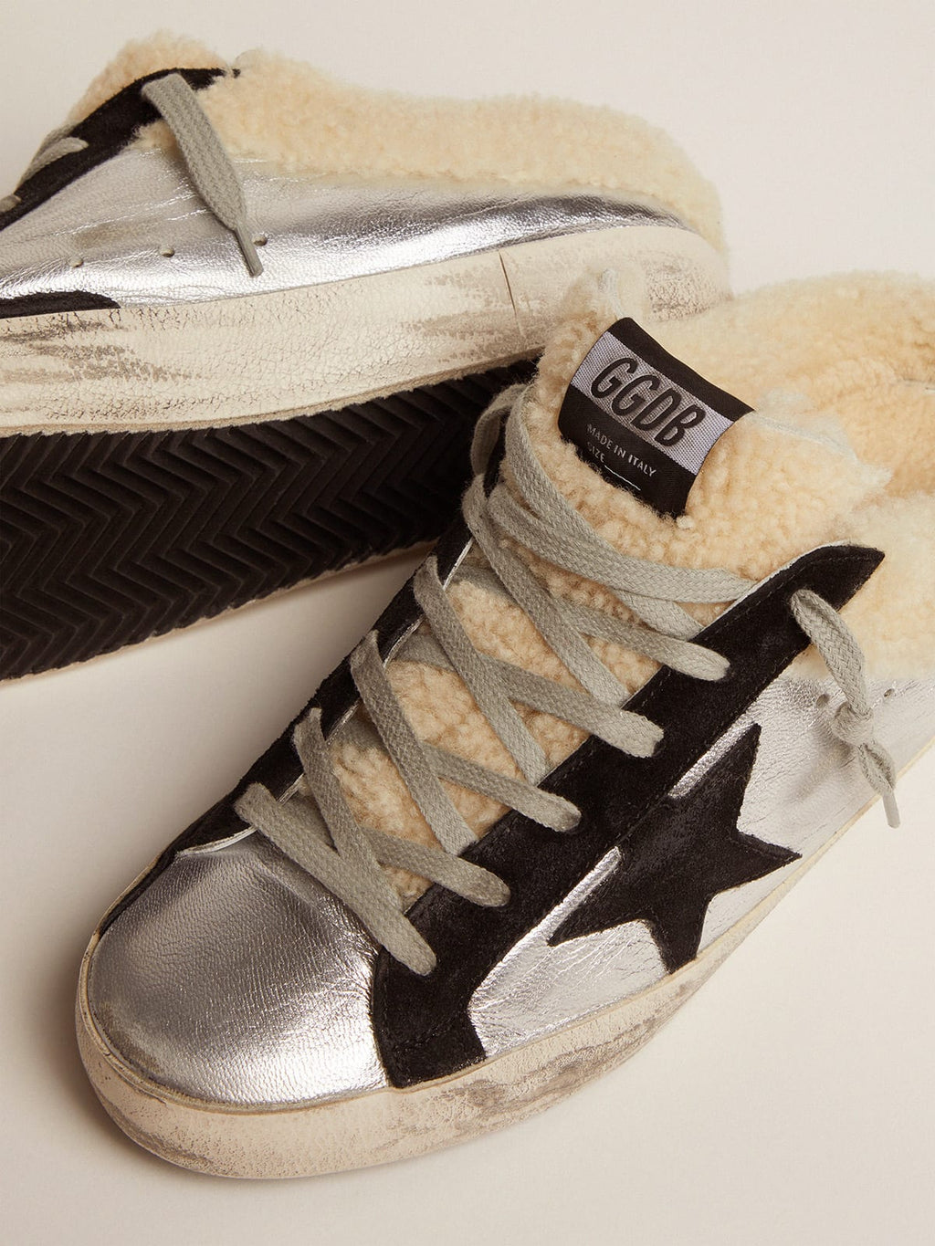 Super-Star Sabot in pelle laminata color argento con stella in suede nero