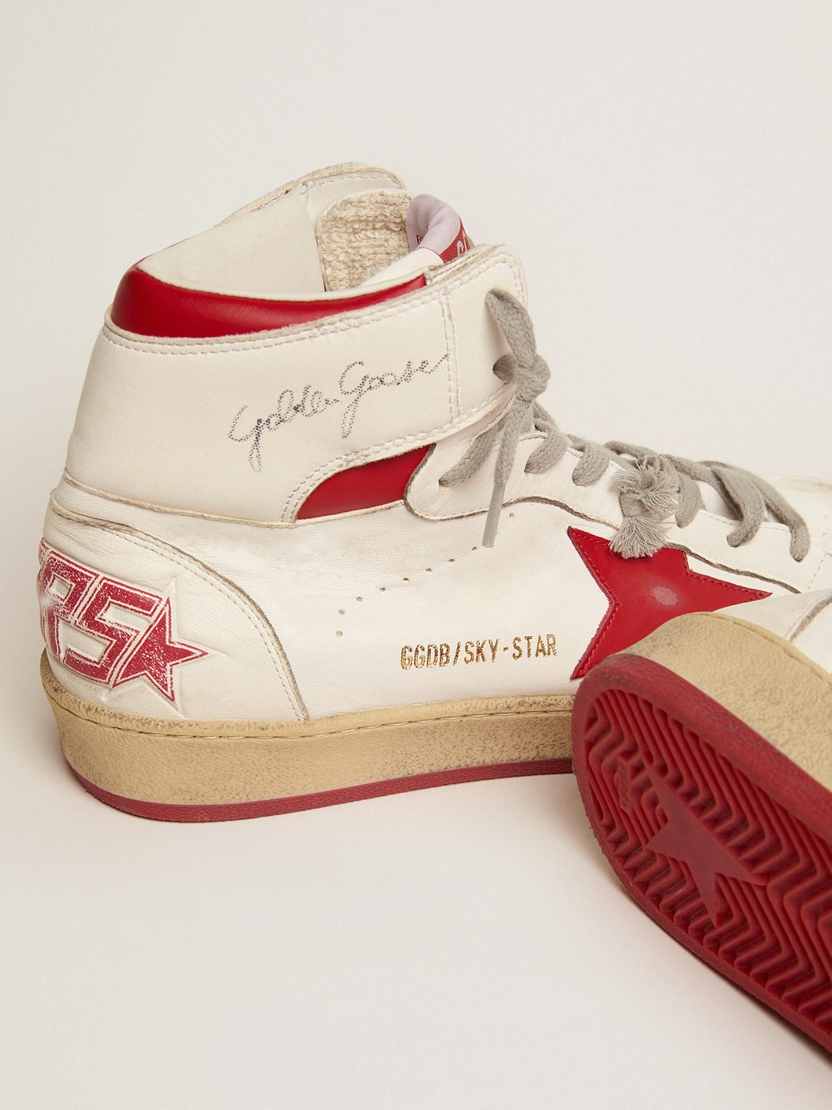 Sneaker Sky-Star con firma sulla caviglia e inserti in pelle rossa