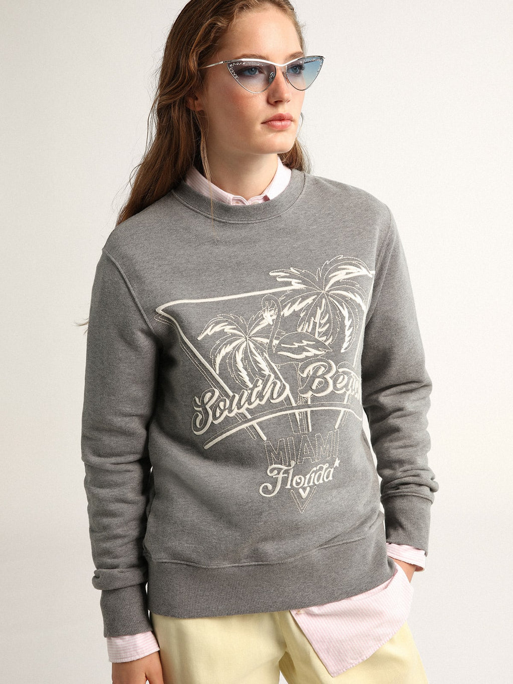 Camicia oversize Collezione Journey a righe verticali bianche e rosa con spille