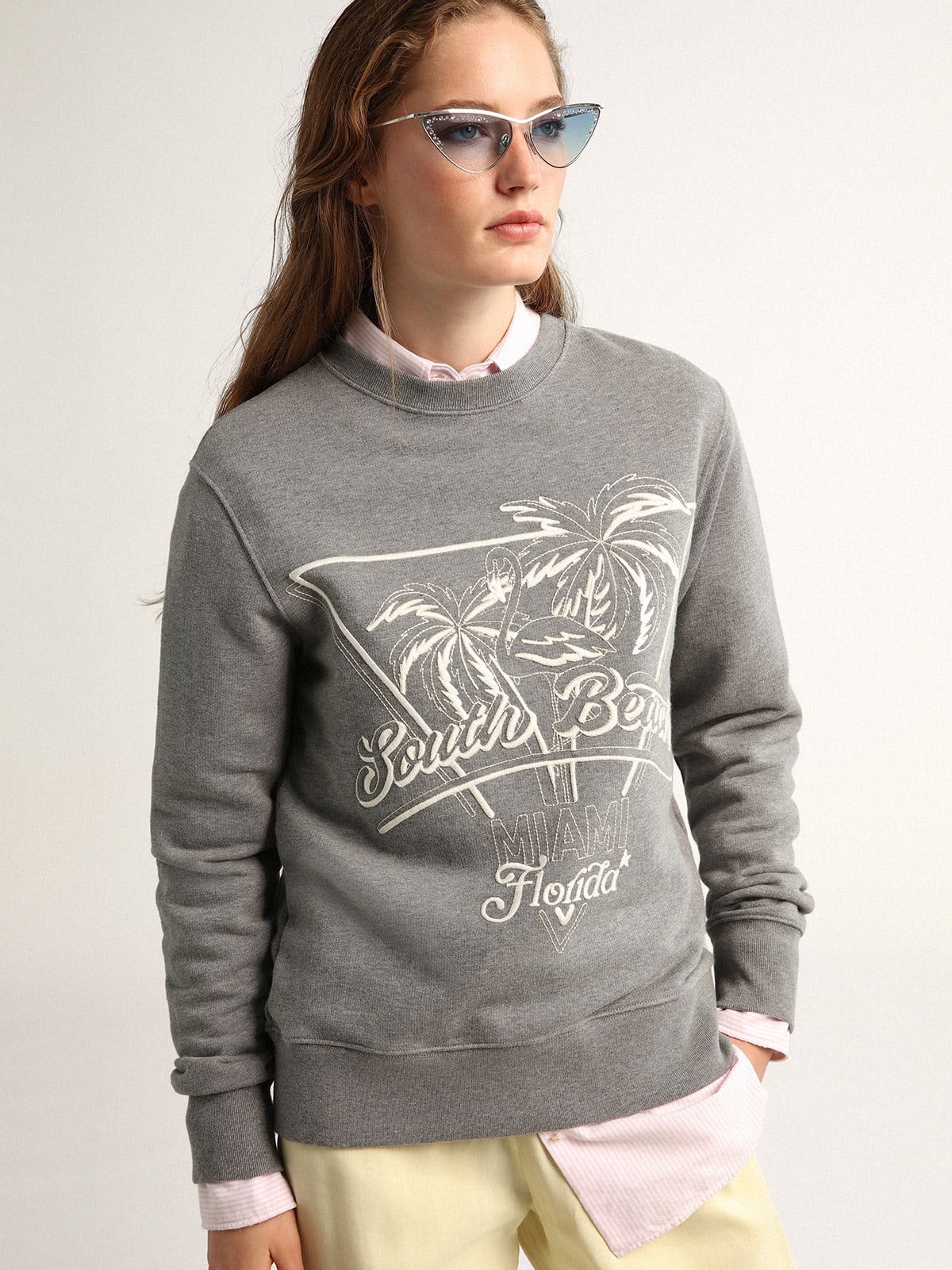 Camicia oversize Collezione Journey a righe verticali bianche e rosa con spille