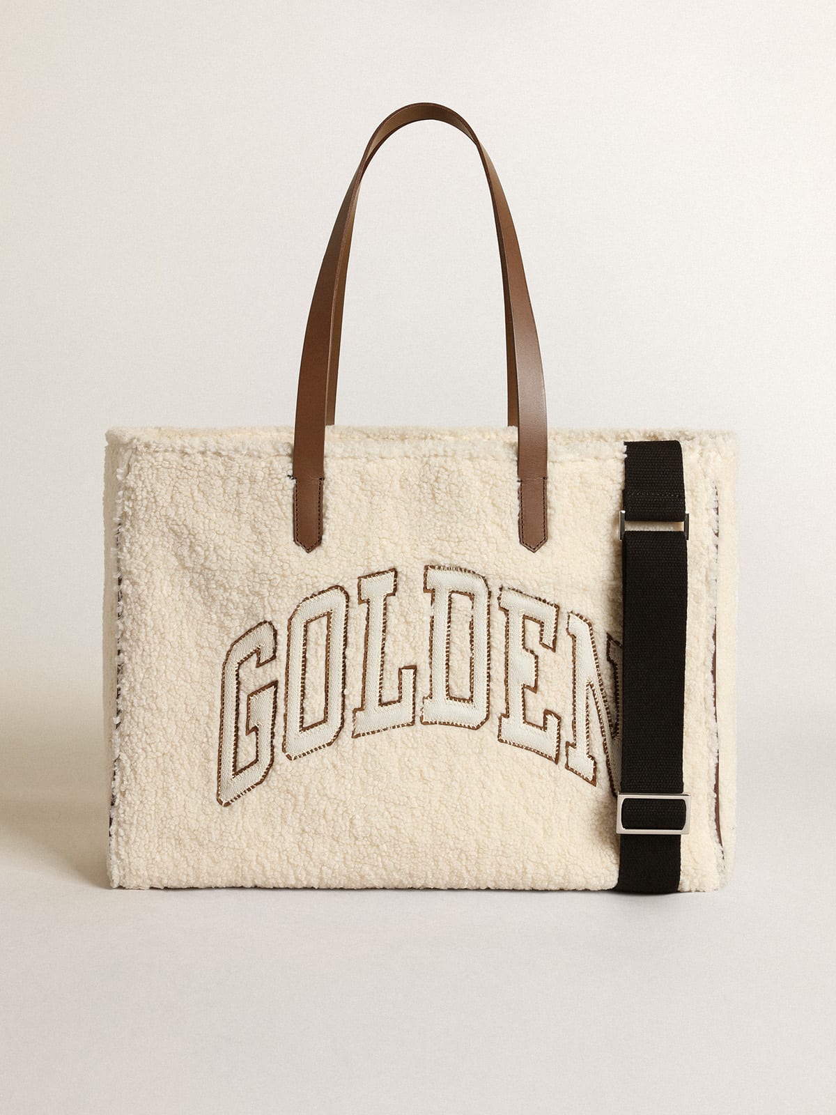 Borsa California Bag East-West in eco-pelliccia di colore bianco con scritta Golden e manici a contrasto