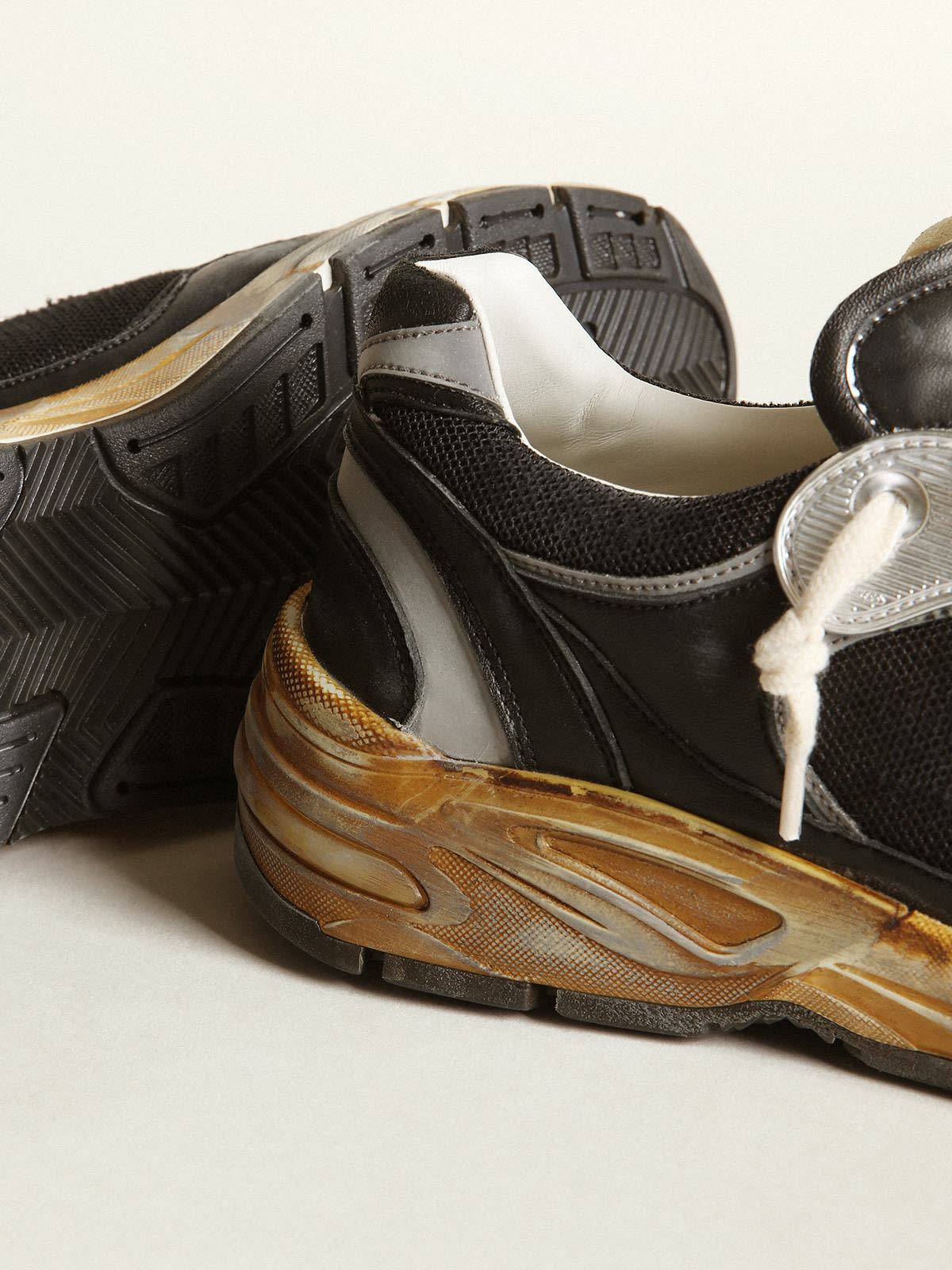 Sneaker Dad-Star Uomo in rete e nappa nere con stella in suede color grigio ghiaccio