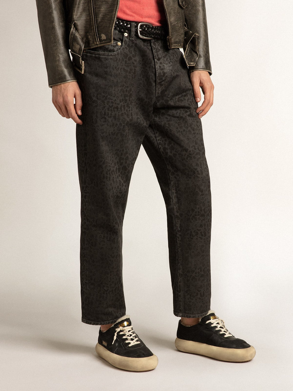 Jeans grigio da uomo con stampa leopardo