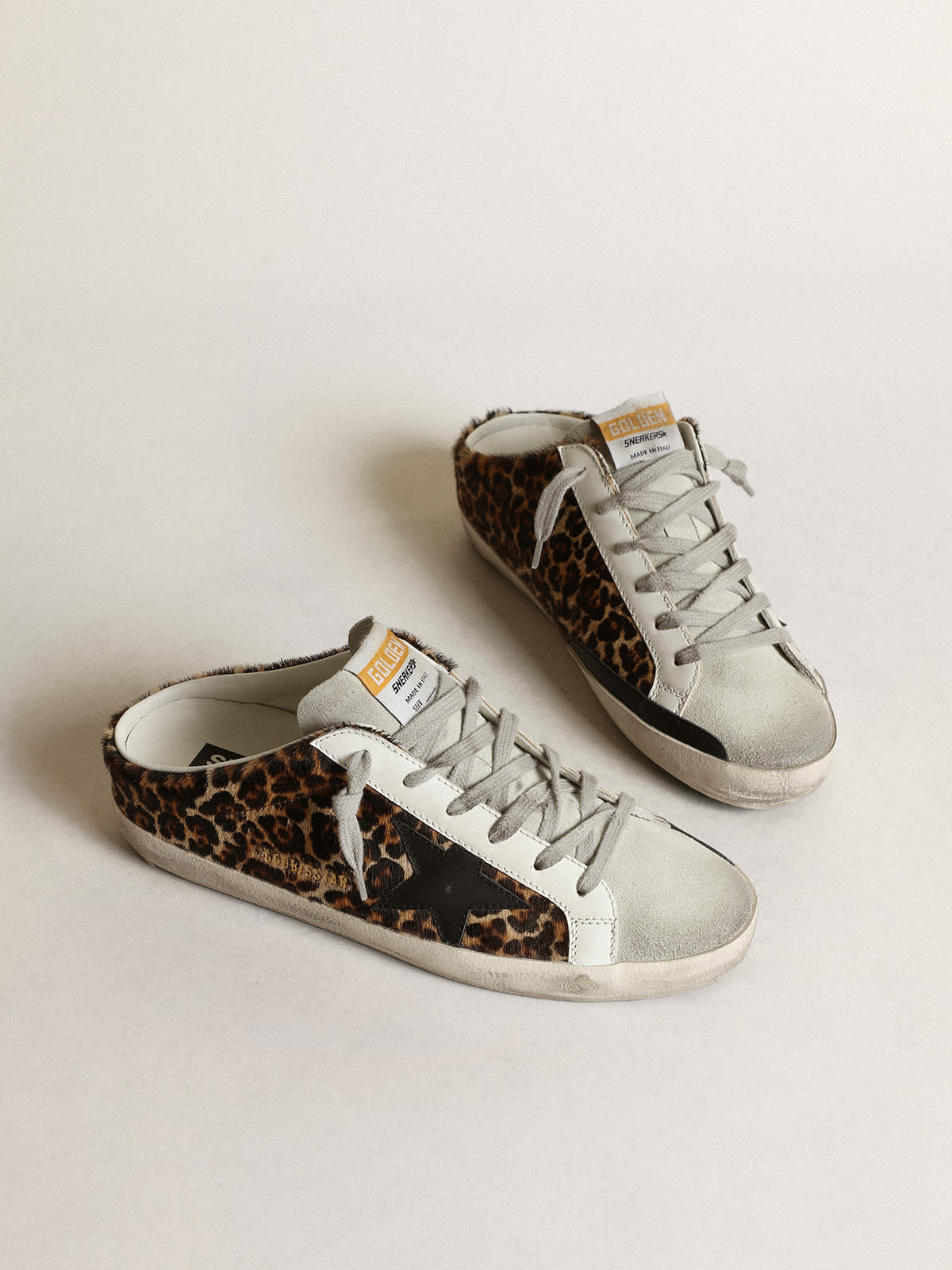 Super-Star Sabot in cavallino leopardato con stella in pelle nera e linguetta in suede grigio ghiaccio