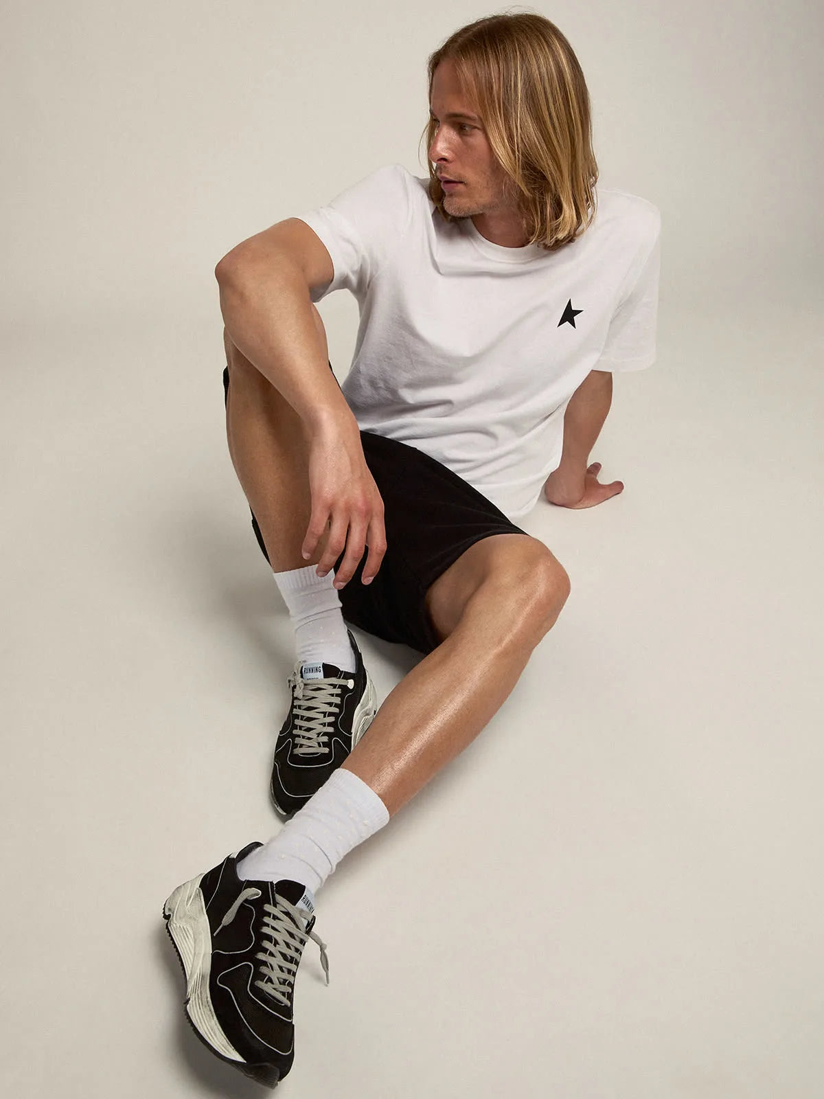 T-shirt bianca Collezione Star con stella nera sul davanti