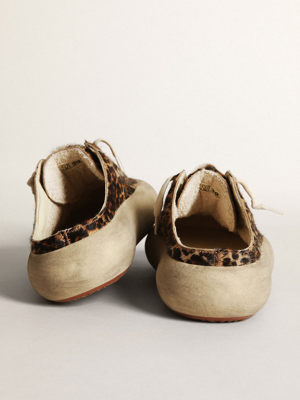 Space-Star Sabot in cavallino leopardato con stella in pelle nera