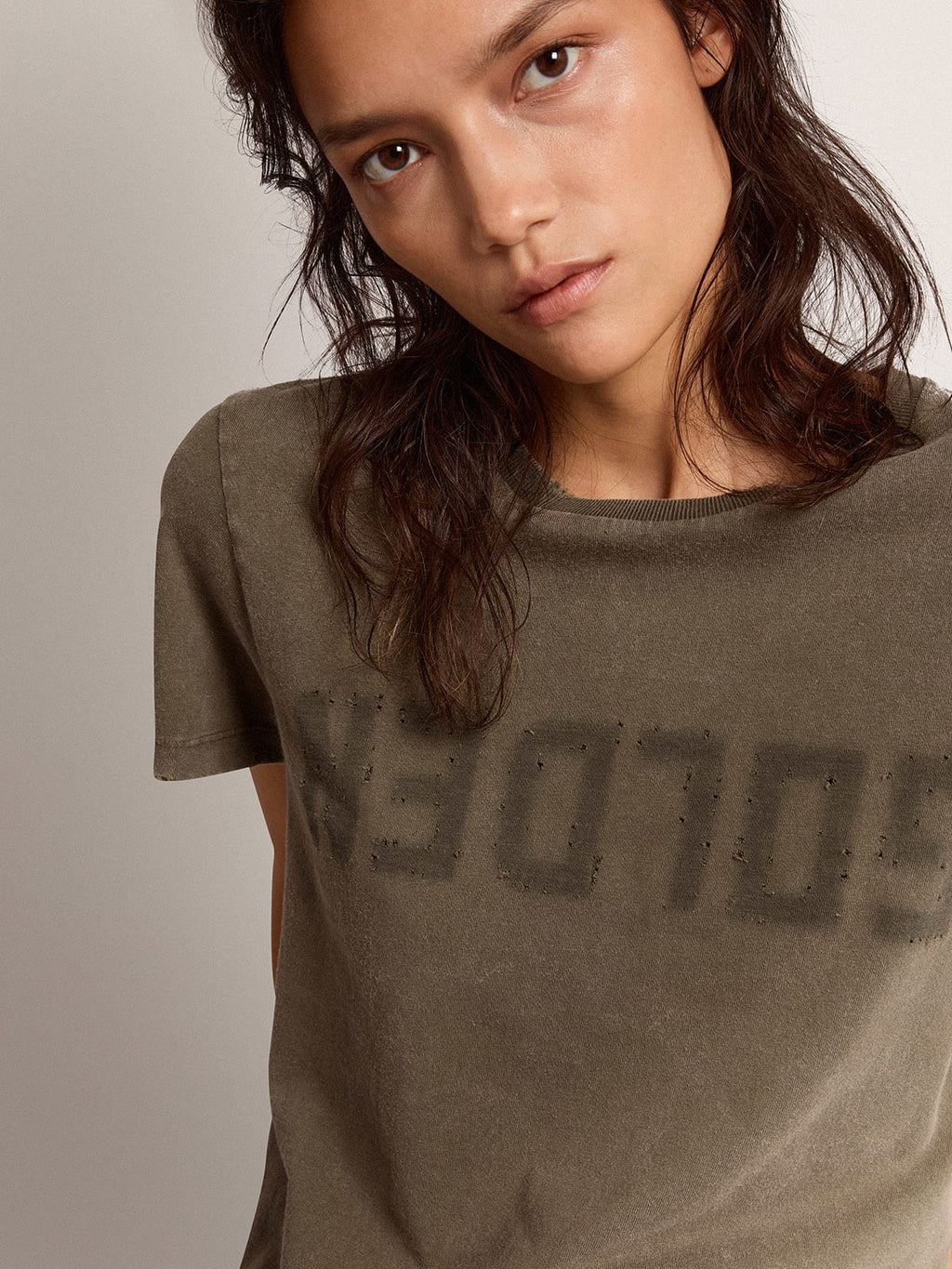 T-shirt color verde oliva dal fit slim con scritta Golden sul davanti