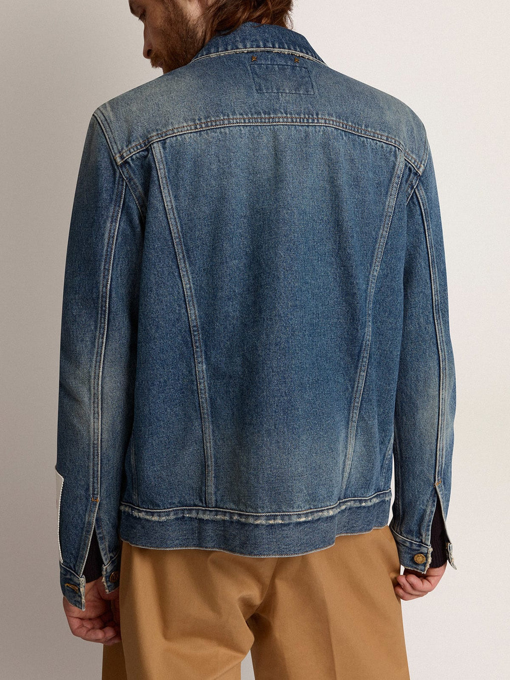 Giacca in jeans lavaggio medio e trattamento distressed