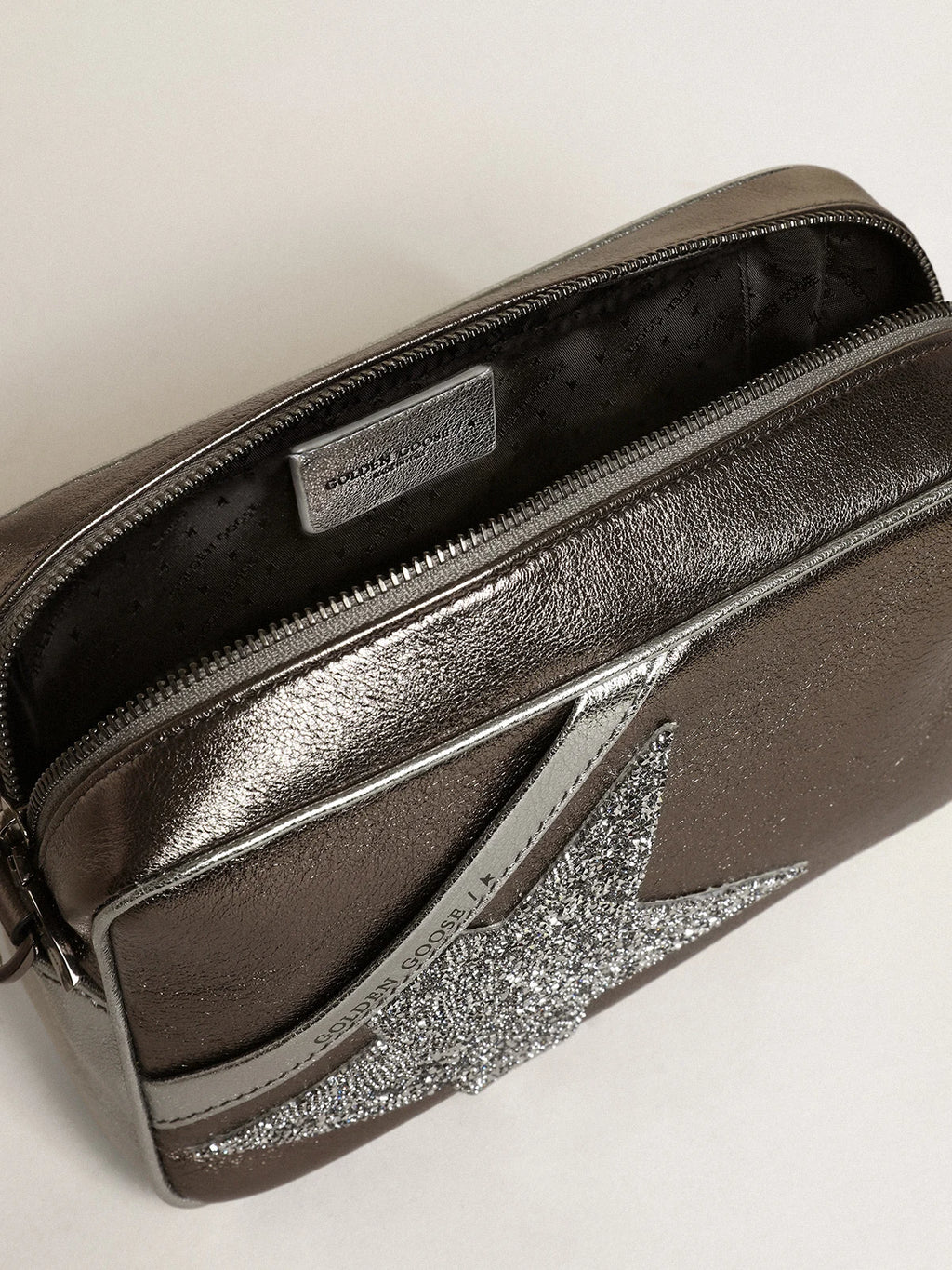 Borsa Star Bag in pelle laminata color argento e grigio antracite con stella in cristalli Swarovski