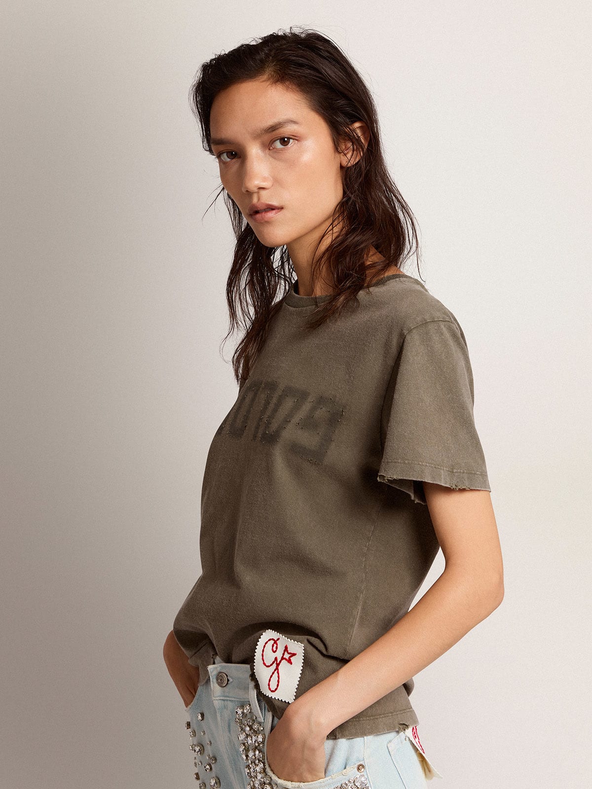T-shirt color verde oliva dal fit slim con scritta Golden sul davanti