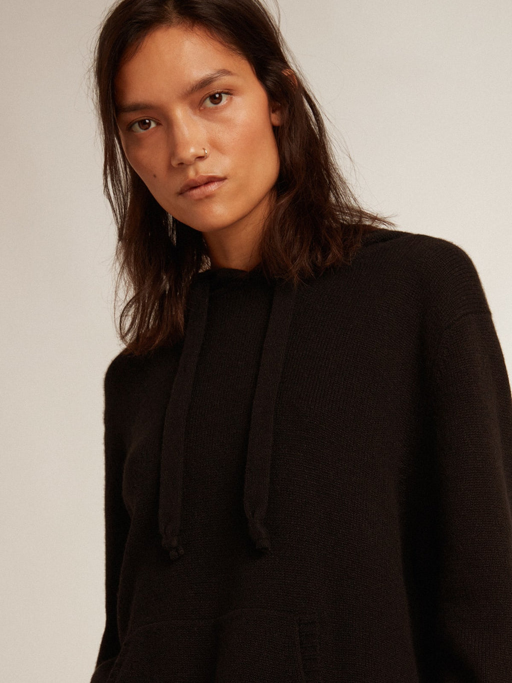 Felpa donna misto cashmere color nero e cappuccio
