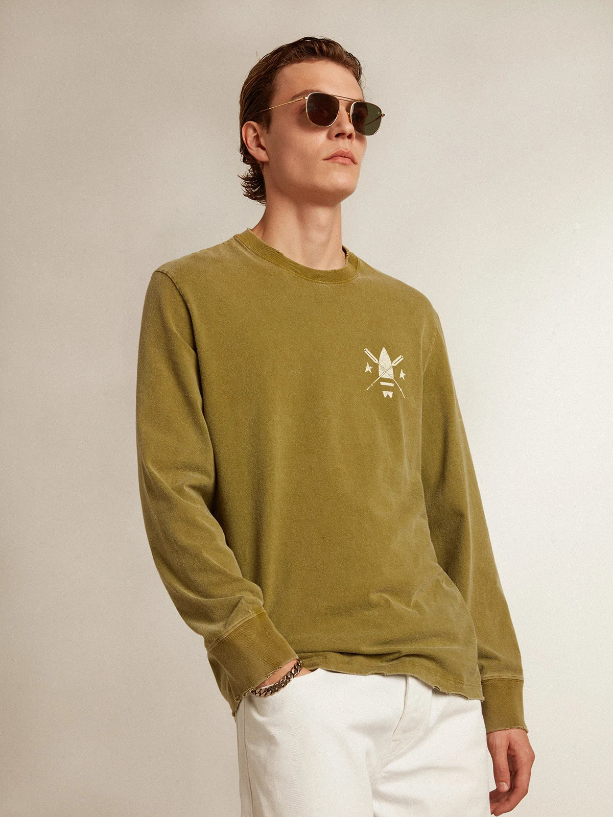 T-shirt di colore pesto con logo bianco sul davanti e sul retro