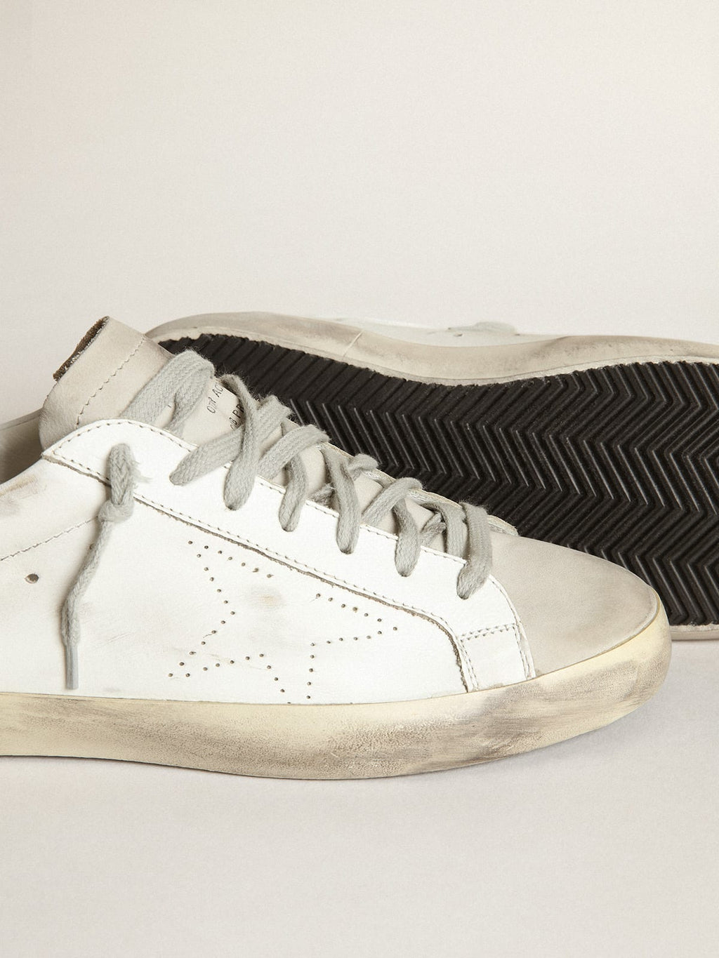 Sneaker Super-Star con stella traforata e talloncino in nabuk grigio ghiaccio