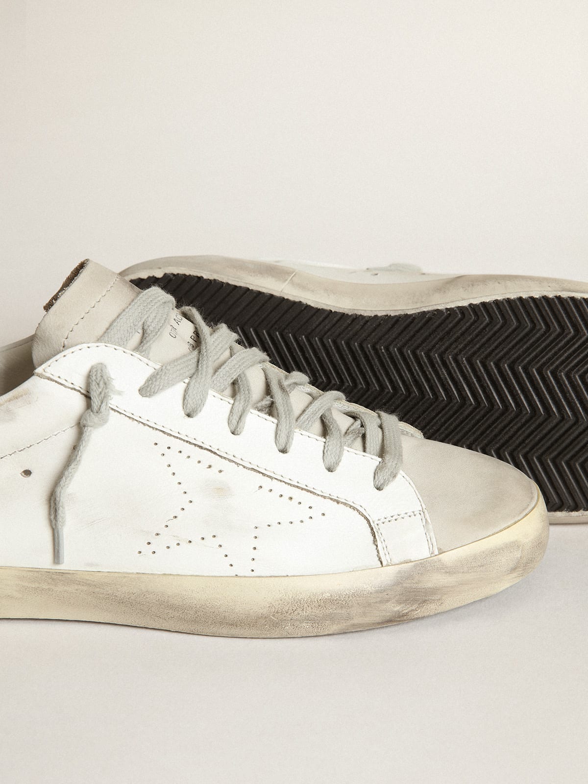 Sneaker Super-Star con stella traforata e talloncino in nabuk grigio ghiaccio