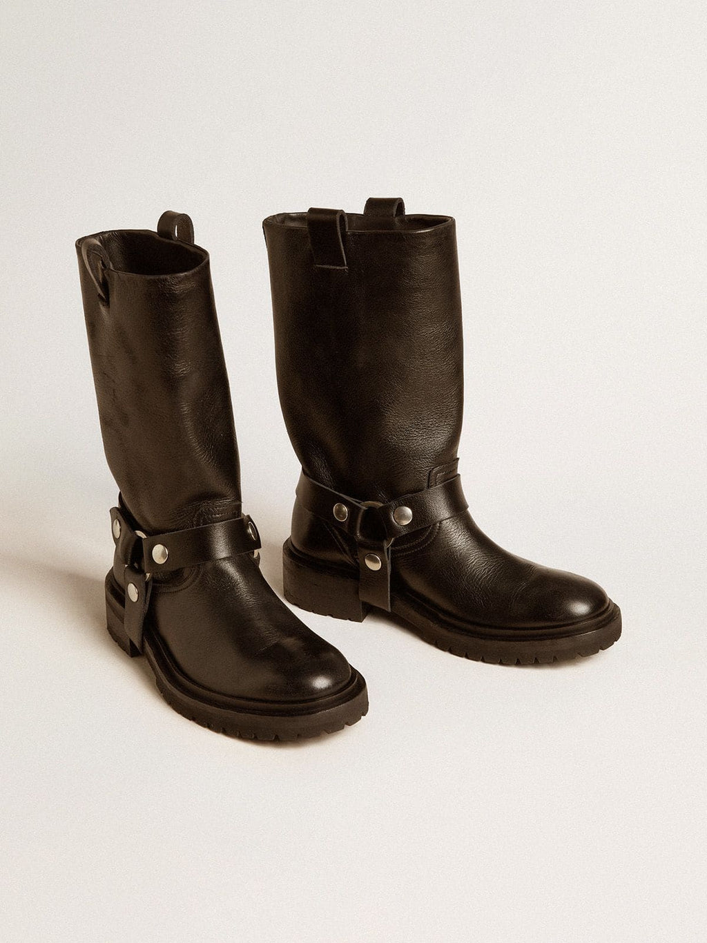 Kurt boots in glossy black leather with silver-colored buckle and studs