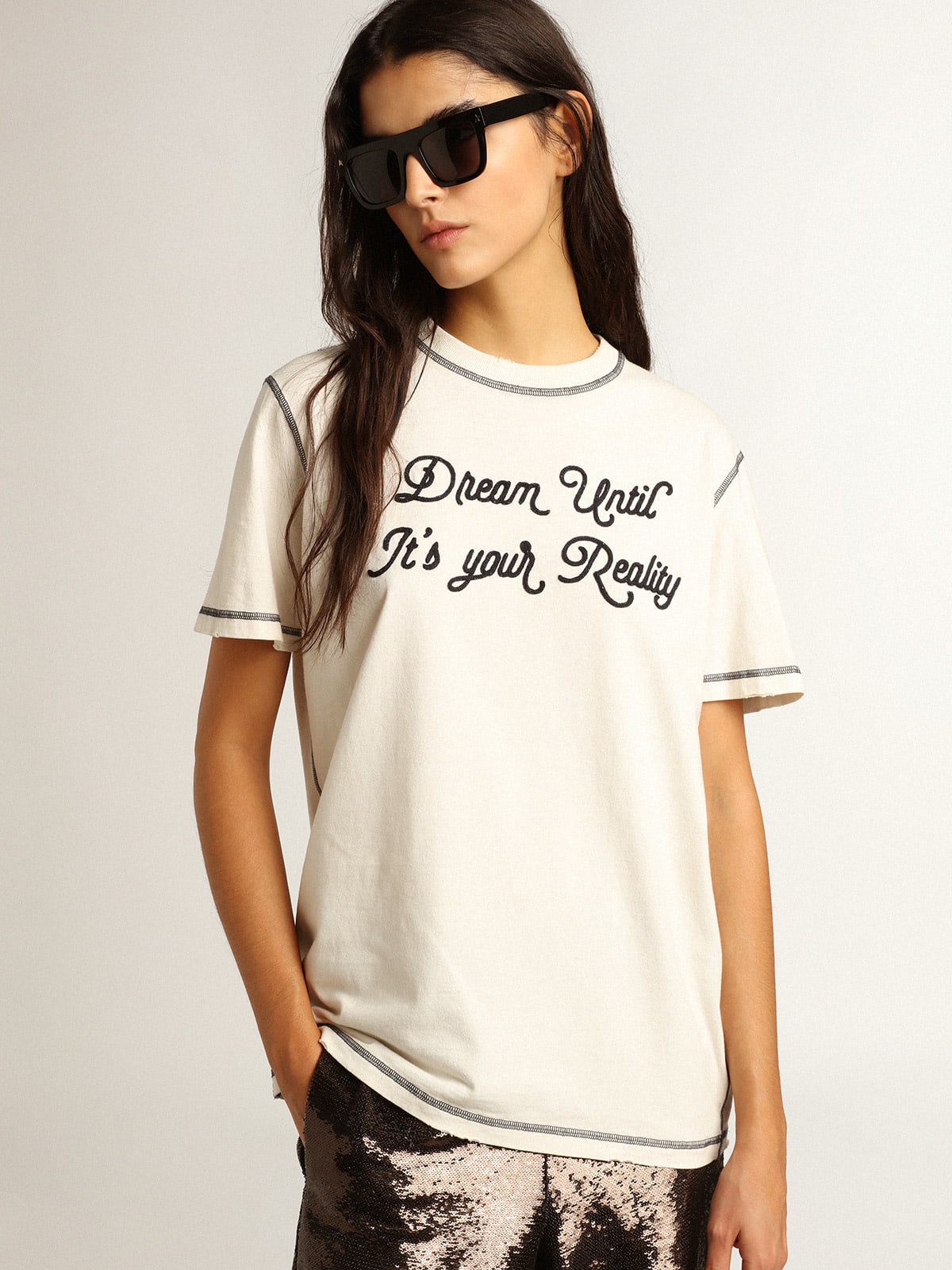 T-shirt color bianco con scritta ricamata blu