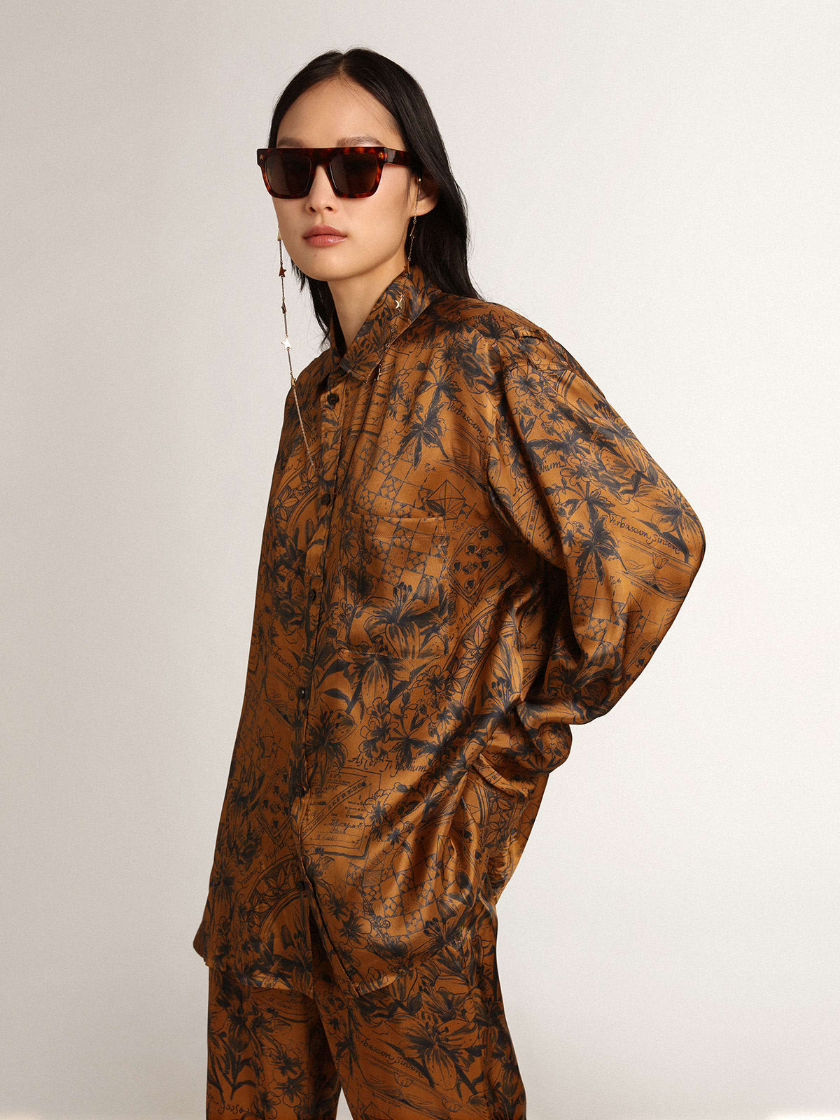 Camicia boyfriend Collezione Journey di colore marrone dorato con stampa notebook