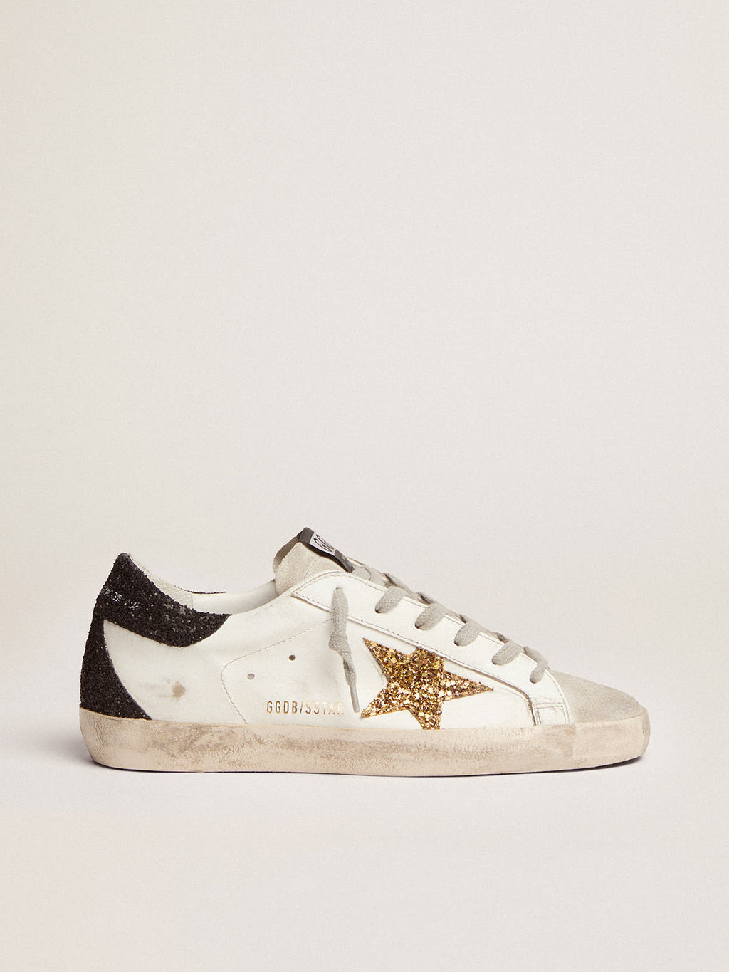 Sneakers Super-Star con stella dorata e talloncino nero in glitter