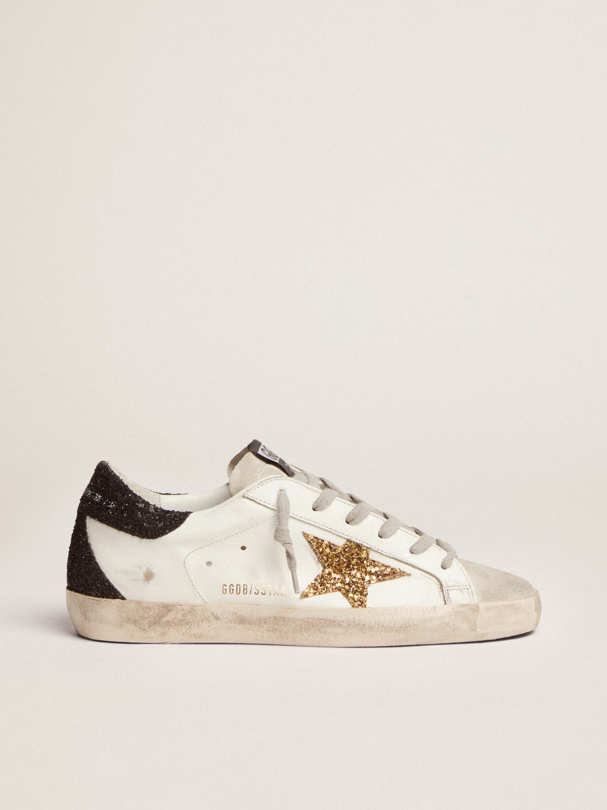 Sneakers Super-Star con stella dorata e talloncino nero in glitter