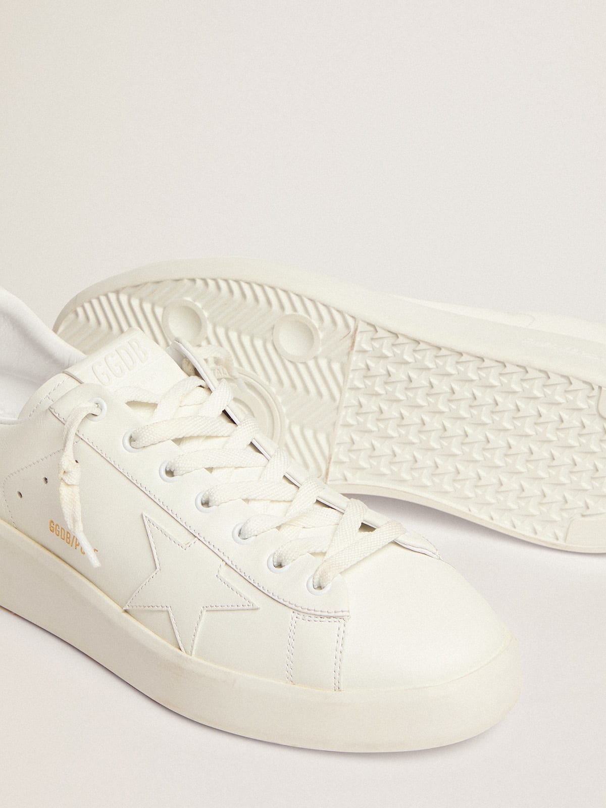 Sneaker Purestar in pelle bianca con stella ton sur ton e talloncino verde in tessuto ripstop con stampa camouflage