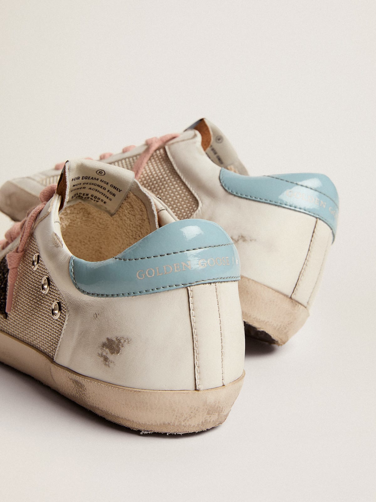 Sneaker Super-Star in rete grigio chiaro e pelle bianca con stella in glitter neri
