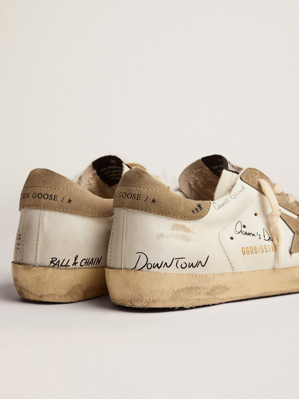 Sneaker Super-Star in pelle bianca con inserti in suede color tortora e scritte nere all-over
