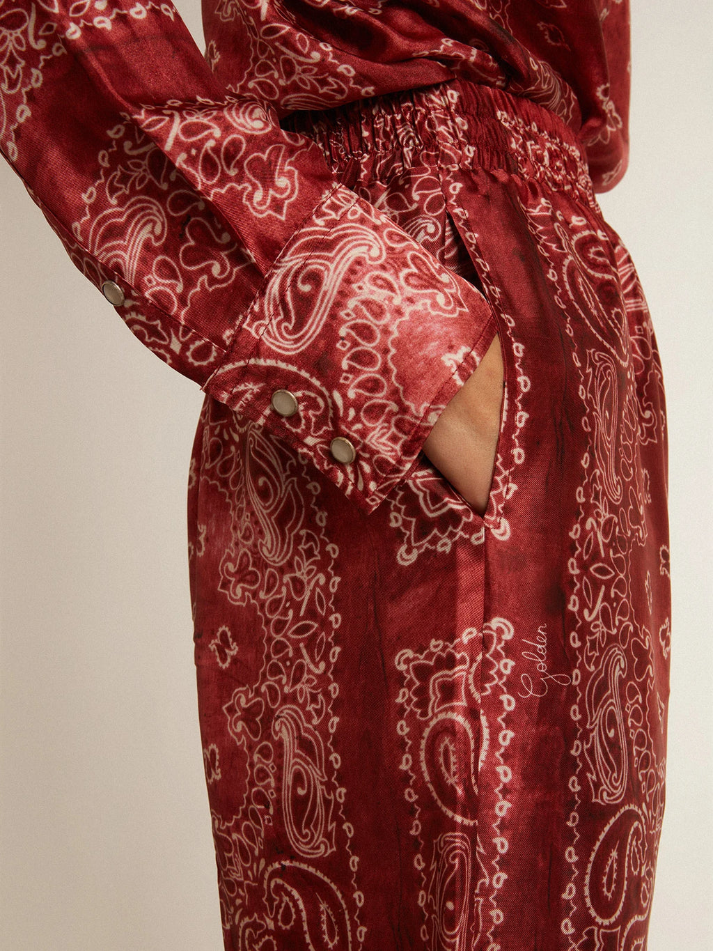 Pantalone jogging di colore bourdeaux con stampa paisley