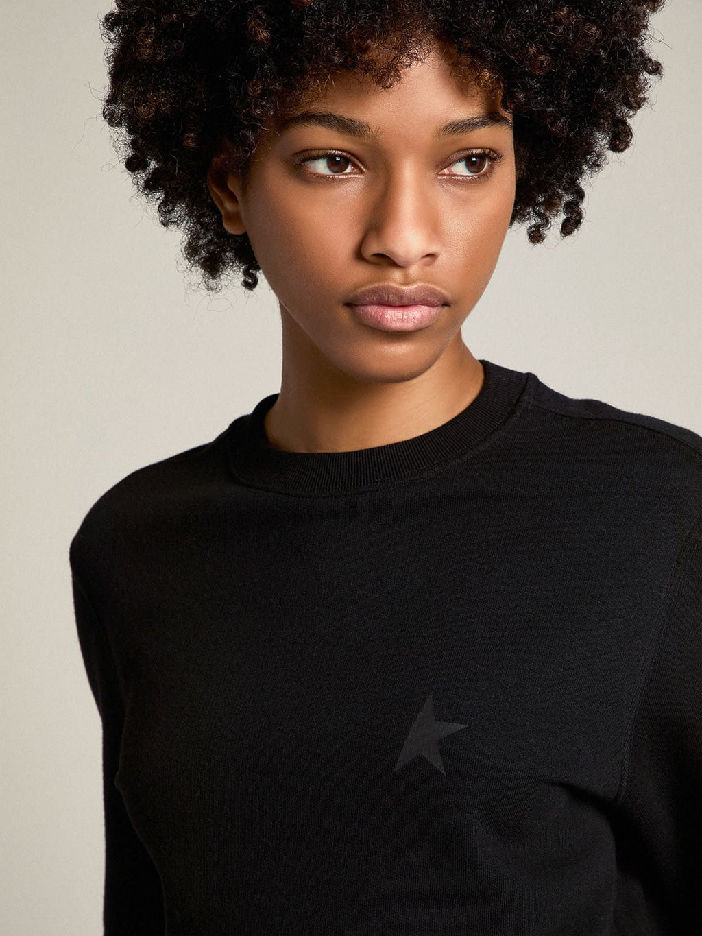 Felpa Athena Collezione Star di colore nero con stella ton sur ton sul davanti